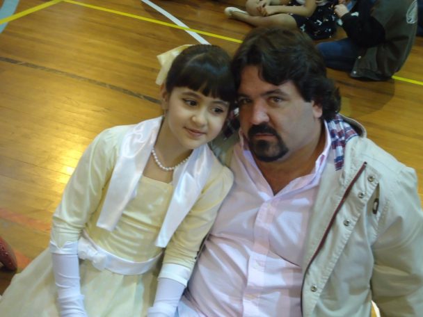 Pai e filha vestidos a caráter na comemoração do Dia dos Pais