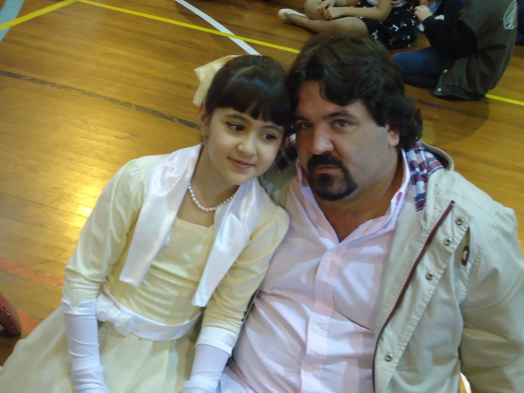 Pai e filha vestidos a caráter na comemoração do Dia dos Pais