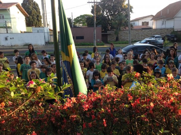 Alunos reunidos no pátio no hasteamento da bandeira em 7 de setembro