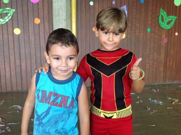 Dois meninos fantasiados de super-herói no Carnaval do Coração