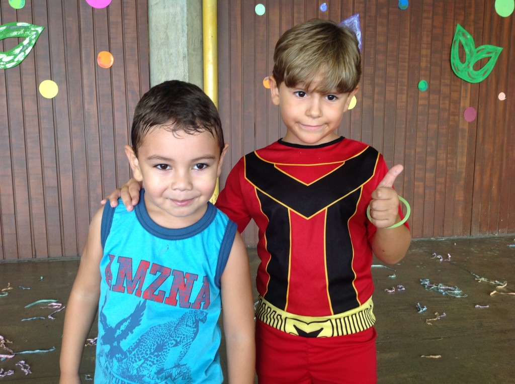 Dois meninos fantasiados de super-herói no Carnaval do Coração