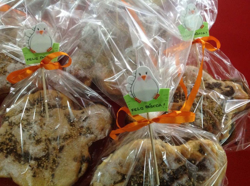 Colombas pascais embaladas com laço laranja, do Projeto de Páscoa