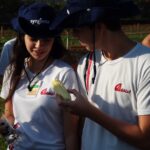 Alunos de boné analisando mudas na visita à estação experimental da Syngenta em Holambra