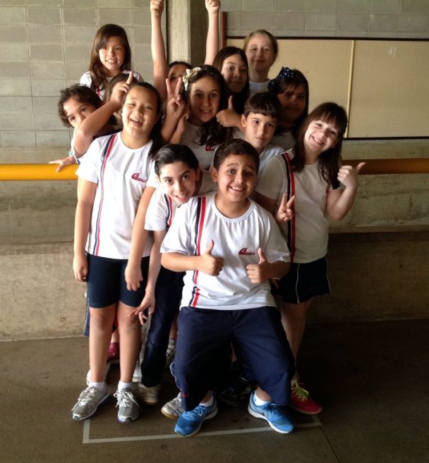 Turma posando no pátio durante a atividade Descobrindo o Metro Quadrado