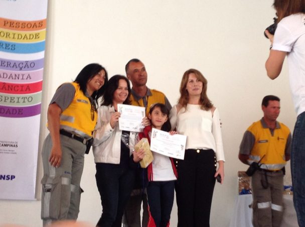 Alunas recebendo certificados ao lado de agentes da EMDEC no projeto Segurança no Trânsito