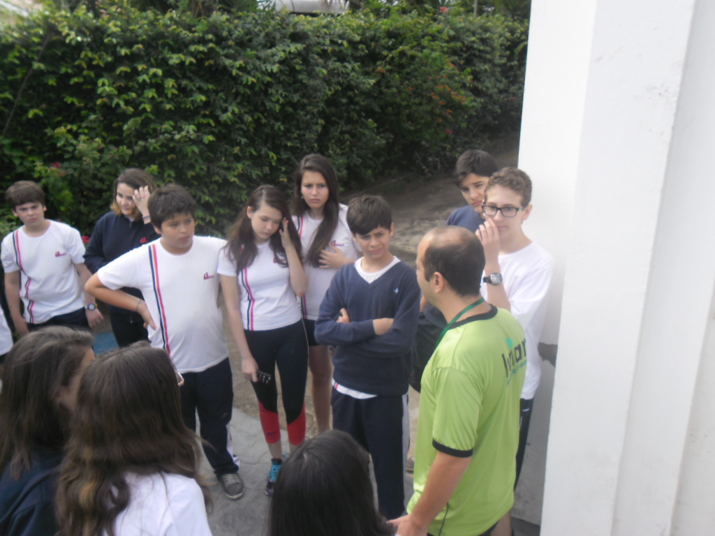Alunos e monitor em atividade de campo durante o Estudo do Meio