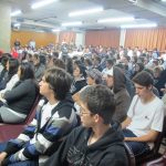 Alunos do Ensino Médio assistem às palestras sobre vestibulares no auditório