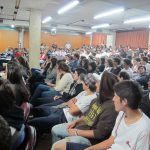 Alunos do Ensino Médio assistem às palestras sobre vestibulares no auditório