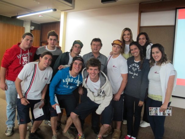 Turma do ensino médio reunida no auditório após o ciclo de palestras