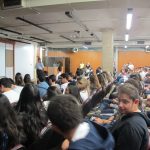Alunos do Ensino Médio assistem às palestras sobre vestibulares no auditório