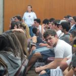 Alunos do Ensino Médio assistem às palestras sobre vestibulares no auditório