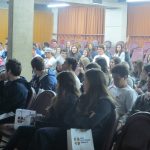 Alunos do Ensino Médio assistem às palestras sobre vestibulares no auditório