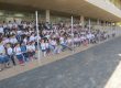 Alunos perfilados no pátio coberto para a demonstração de cães amestrados e agility