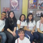 Alunos apresentam o estande do seu projeto na Semana Cultural de 2014