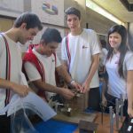 Alunos apresentam o estande do seu projeto na Semana Cultural de 2014