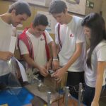 Alunos apresentam o estande do seu projeto na Semana Cultural de 2014