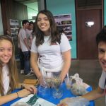 Alunos apresentam o estande do seu projeto na Semana Cultural de 2014