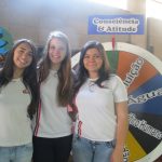 Alunos apresentam o estande do seu projeto na Semana Cultural de 2014