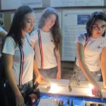 Alunos apresentam o estande do seu projeto na Semana Cultural de 2014