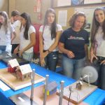 Alunos apresentam o estande do seu projeto na Semana Cultural de 2014