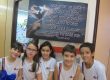 Alunos posando diante do painel com a frase de Cora Coralina durante a Semana Cultural