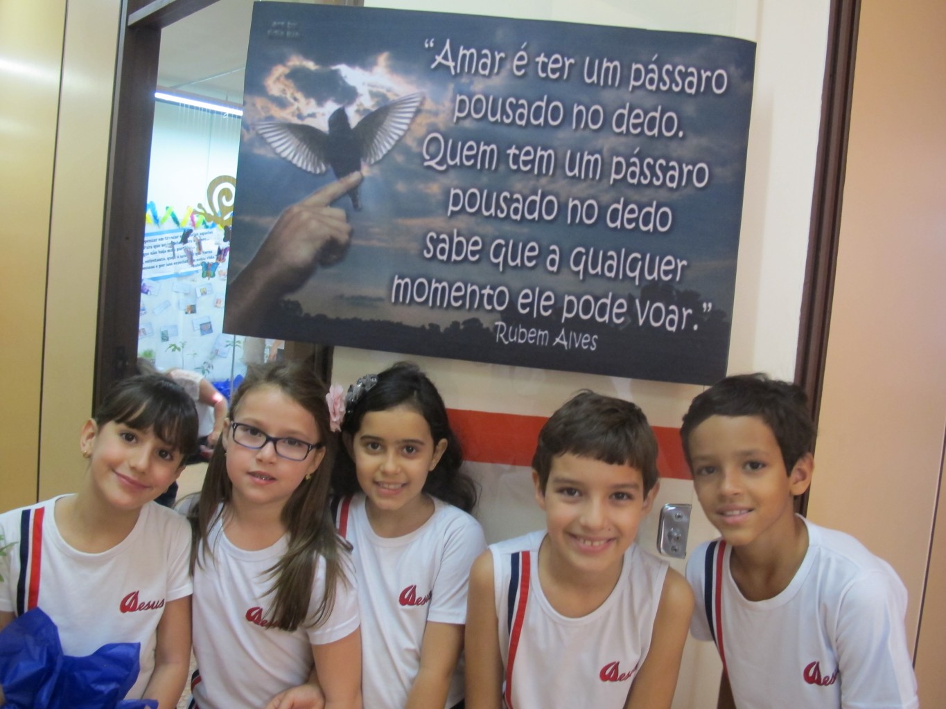 Alunos posando diante do painel com a frase de Cora Coralina durante a Semana Cultural