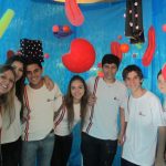 Alunos apresentam o estande do seu projeto na Semana Cultural de 2014