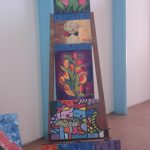 Telas pintadas pelos alunos na exposição da Oficina de Pintura