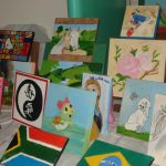 Telas pintadas pelos alunos na exposição da Oficina de Pintura