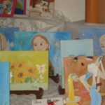 Telas pintadas pelos alunos na exposição da Oficina de Pintura