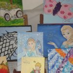 Telas pintadas pelos alunos na exposição da Oficina de Pintura