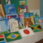 Telas pintadas pelos alunos na exposição da Oficina de Pintura