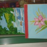 Telas pintadas pelos alunos na exposição da Oficina de Pintura