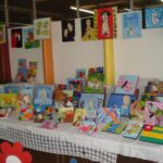 Telas pintadas pelos alunos na exposição da Oficina de Pintura