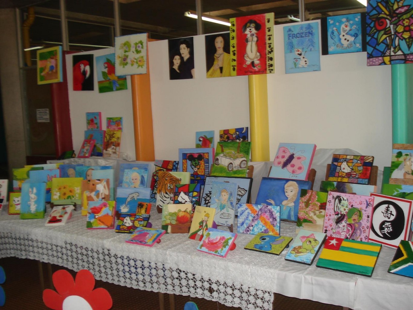Mesa de exposição com livros e trabalhos dos alunos na mostra A Arte de Expressar