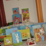 Telas pintadas pelos alunos na exposição da Oficina de Pintura