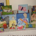 Telas pintadas pelos alunos na exposição da Oficina de Pintura