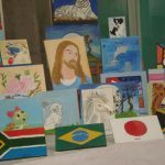 Telas pintadas pelos alunos na exposição da Oficina de Pintura