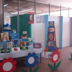 Telas pintadas pelos alunos na exposição da Oficina de Pintura