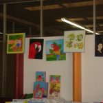 Telas pintadas pelos alunos na exposição da Oficina de Pintura