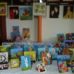 Telas pintadas pelos alunos na exposição da Oficina de Pintura