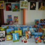 Telas pintadas pelos alunos na exposição da Oficina de Pintura