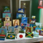 Telas pintadas pelos alunos na exposição da Oficina de Pintura