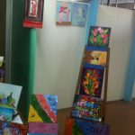 Telas pintadas pelos alunos na exposição da Oficina de Pintura