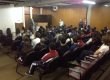 Alunos no auditório assistindo à palestra Amor Exigente