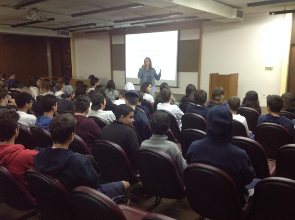 Auditório cheio de alunos durante a palestra da Defesa Civil