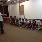 Alunos assistem à apresentação de tubos melódicos percussivos no auditório