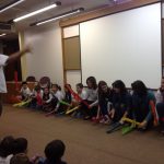 Alunos assistem à apresentação de tubos melódicos percussivos no auditório