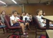Alunos assistindo à apresentação de Boom Wackers no auditório