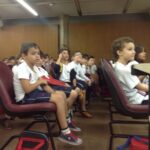 Alunos assistem à apresentação de tubos melódicos percussivos no auditório